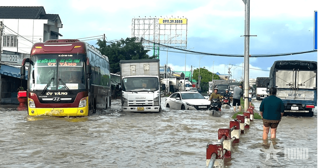 Vĩnh Long: Ngập nặng đoạn đường qua khu vực bến xe Bình Minh