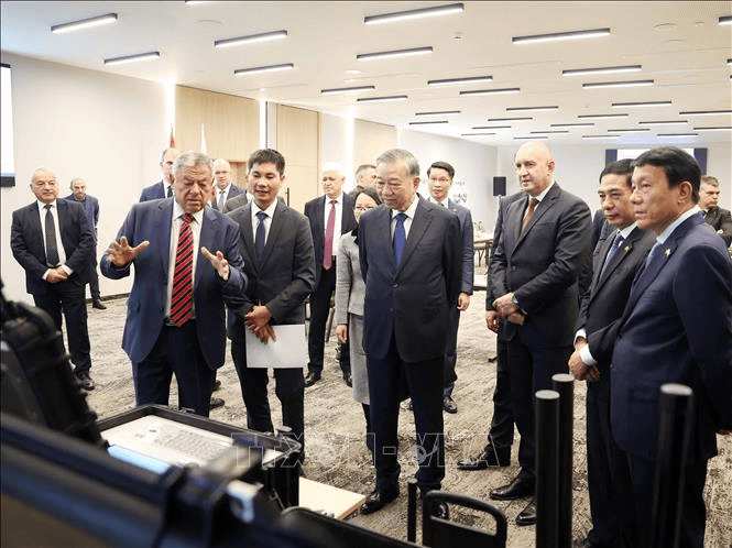 Tổng Bí thư Tô Lâm thăm Công ty công nghiệp quốc phòng Samel-90 của Bulgaria
