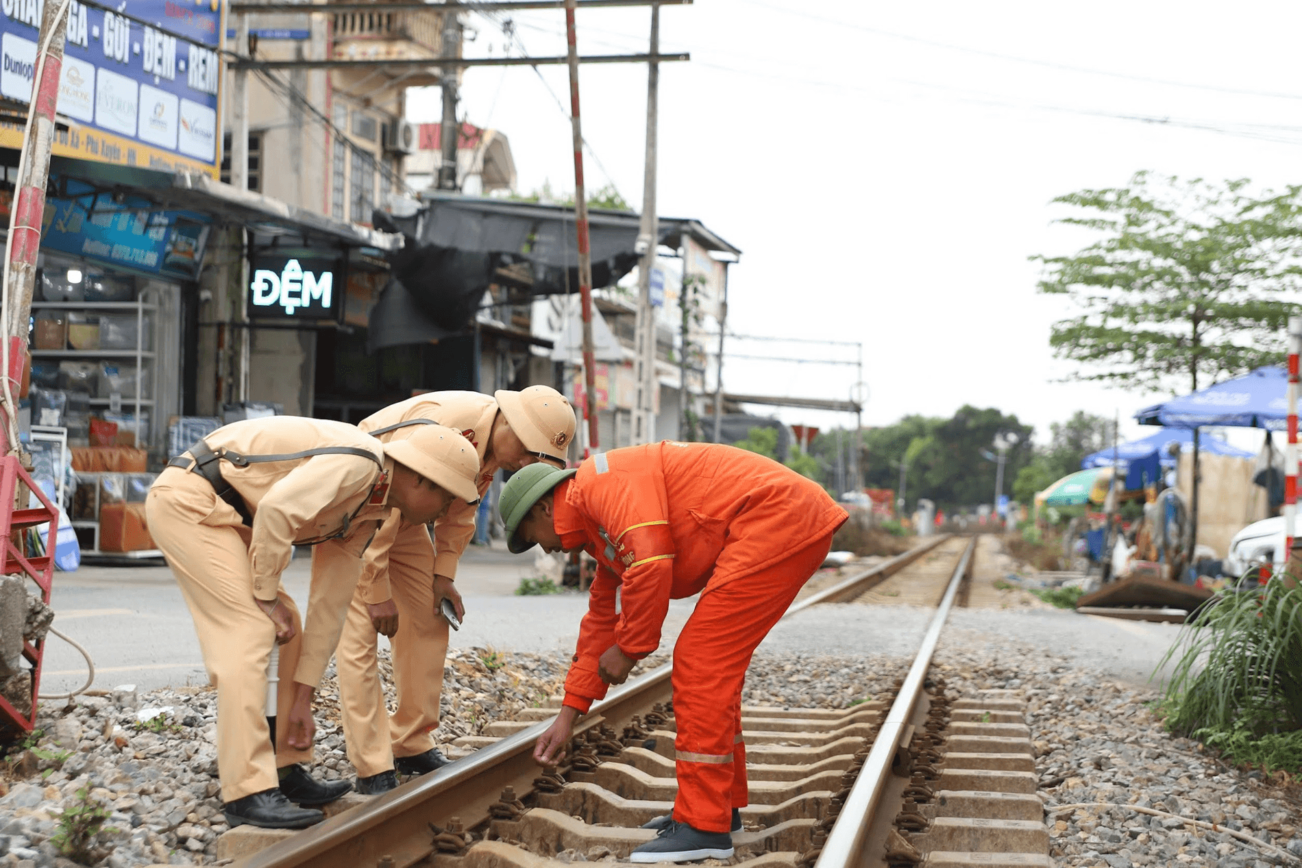 Hà Nội: Bảo đảm trật tự an toàn giao thông tuyến đường sắt Bắc - Nam