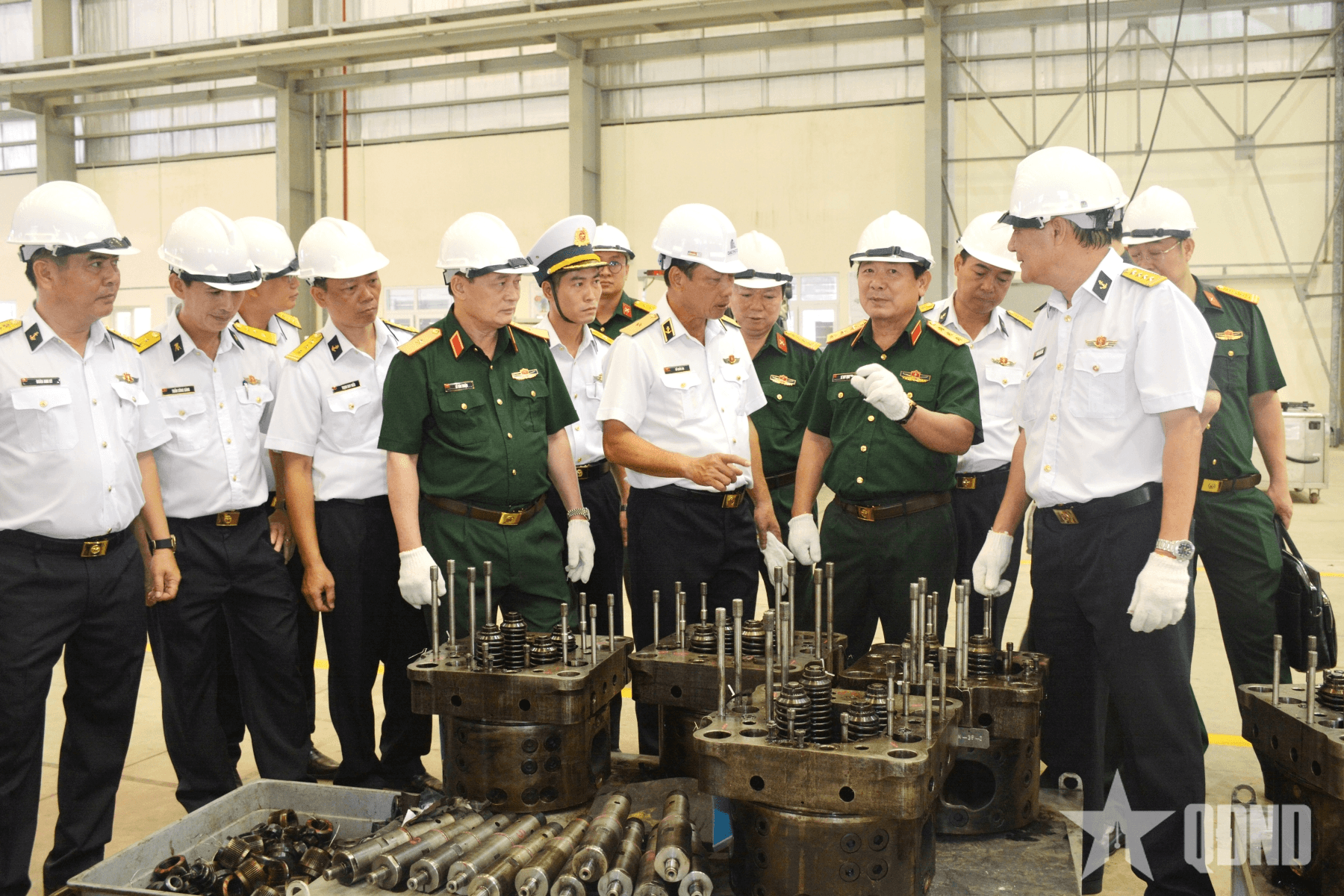Thượng tướng Lê Huy Vịnh thăm và làm việc tại Nhà máy X52