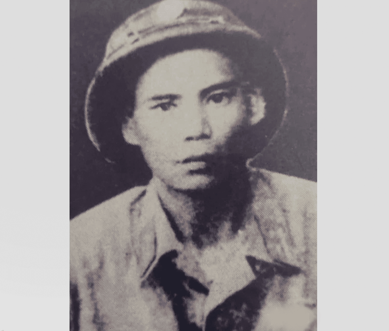 Bên phần mộ người đồng đội - người chỉ huy anh hùng