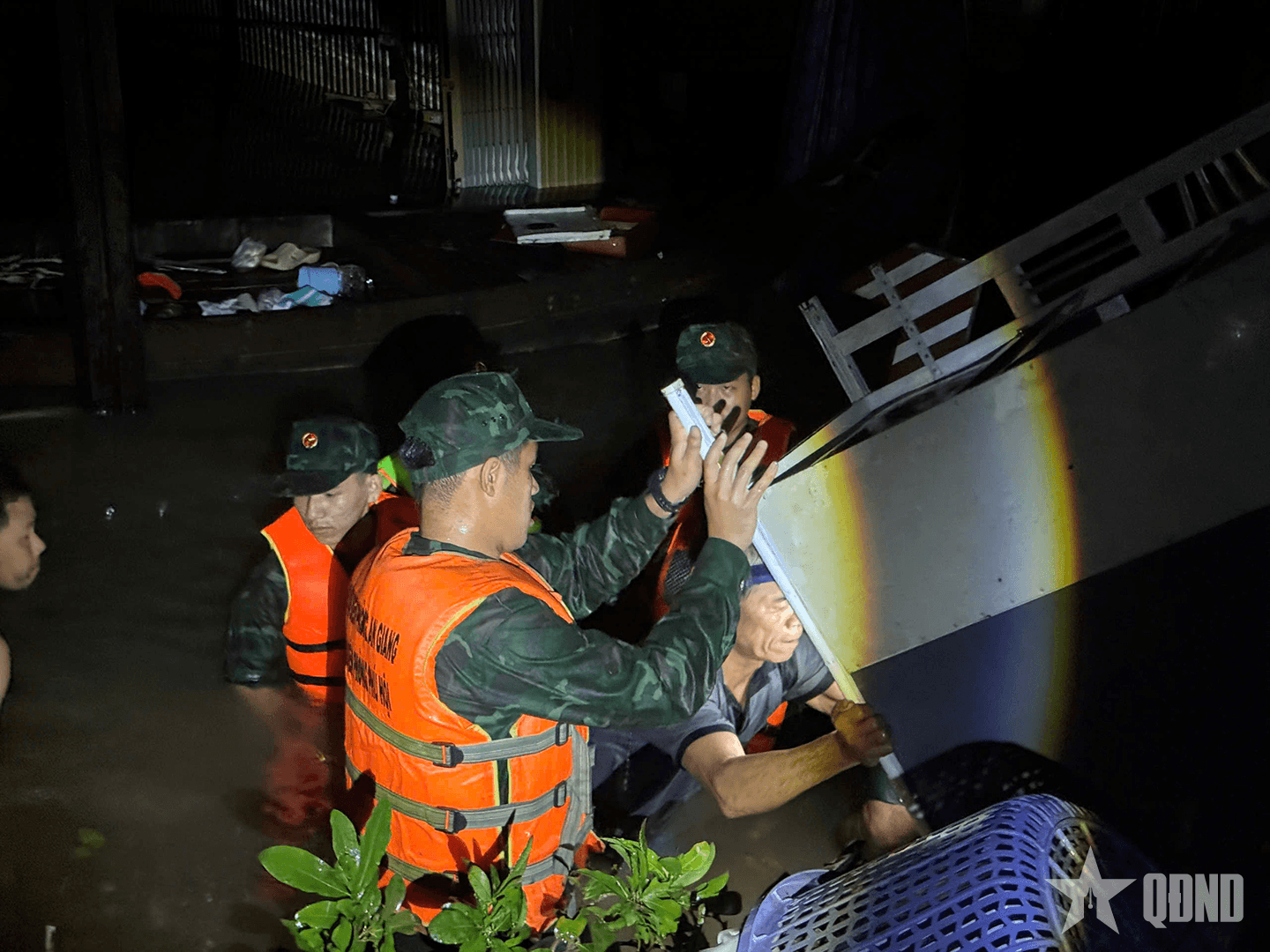 An Giang: Biên phòng hỗ trợ người dân di dời tài sản do ảnh hưởng mưa lớn gây ngập