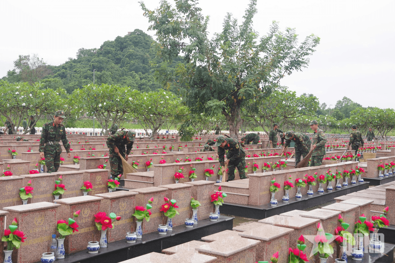 Trung đoàn 1: Chỉnh trang nghĩa trang liệt sĩ Dốc Bà Đắc
