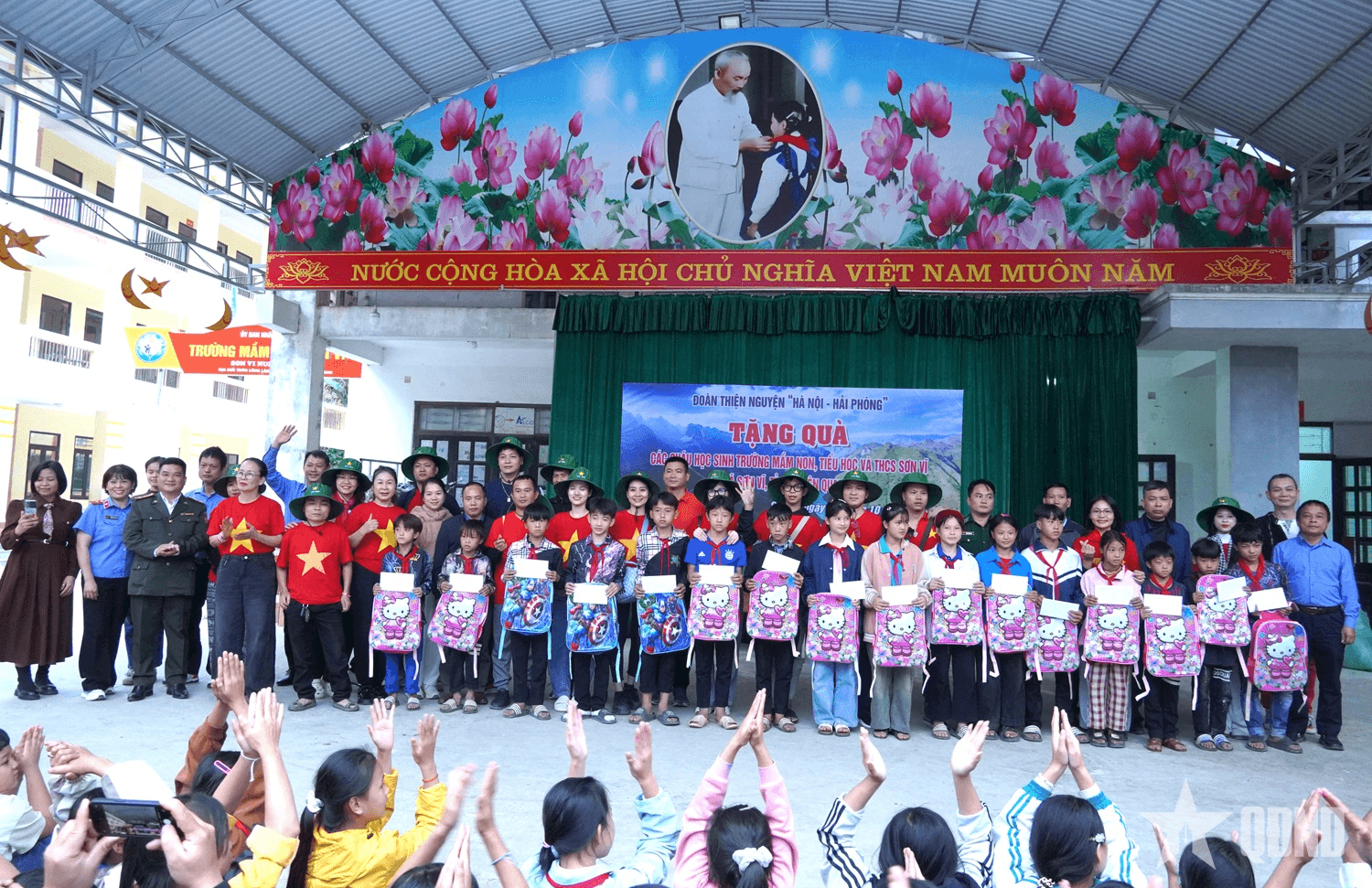 Trao hơn 2.700 suất quà tặng học sinh biên giới tỉnh Tuyên Quang