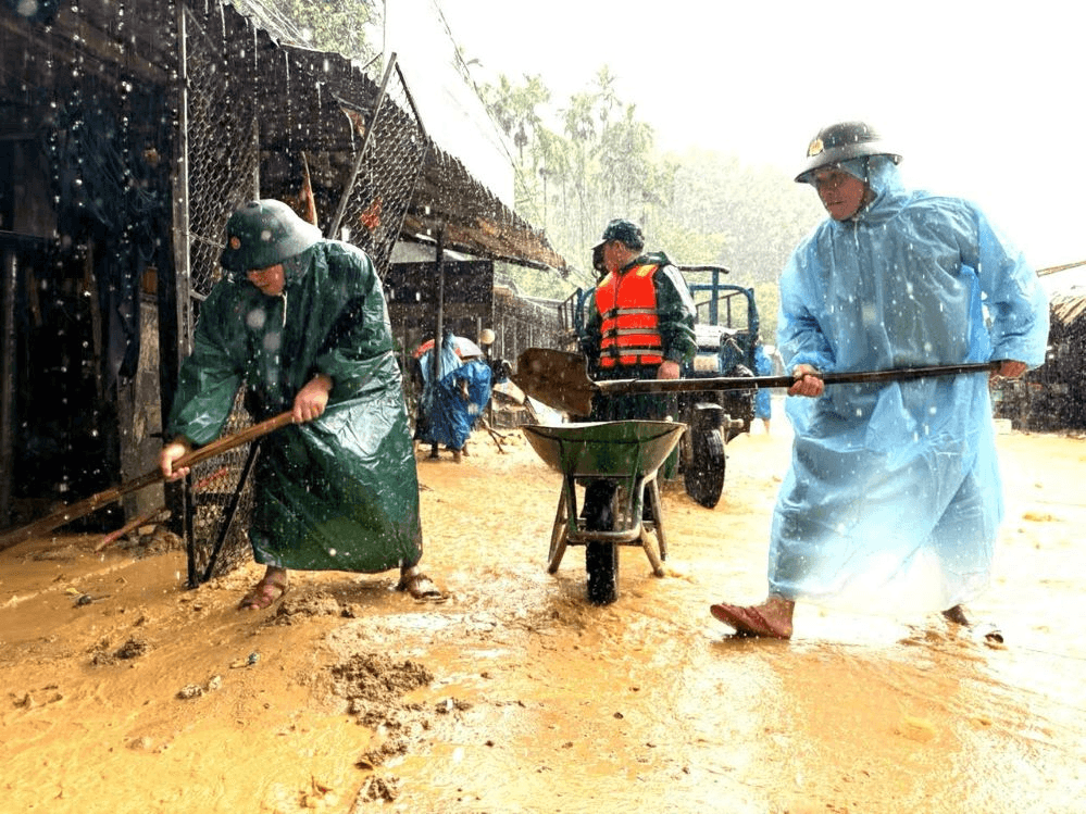 Băng rừng, vượt lũ cứu dân