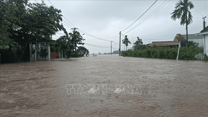 Lũ trên các sông dâng cao, 32 xã, phường tại Huế ngập sâu