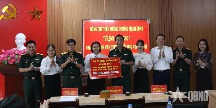 Tư lệnh Quân khu 1 thăm, động viên Trường Tiểu học Nguyễn Huệ khắc phục hậu quả bão số 11