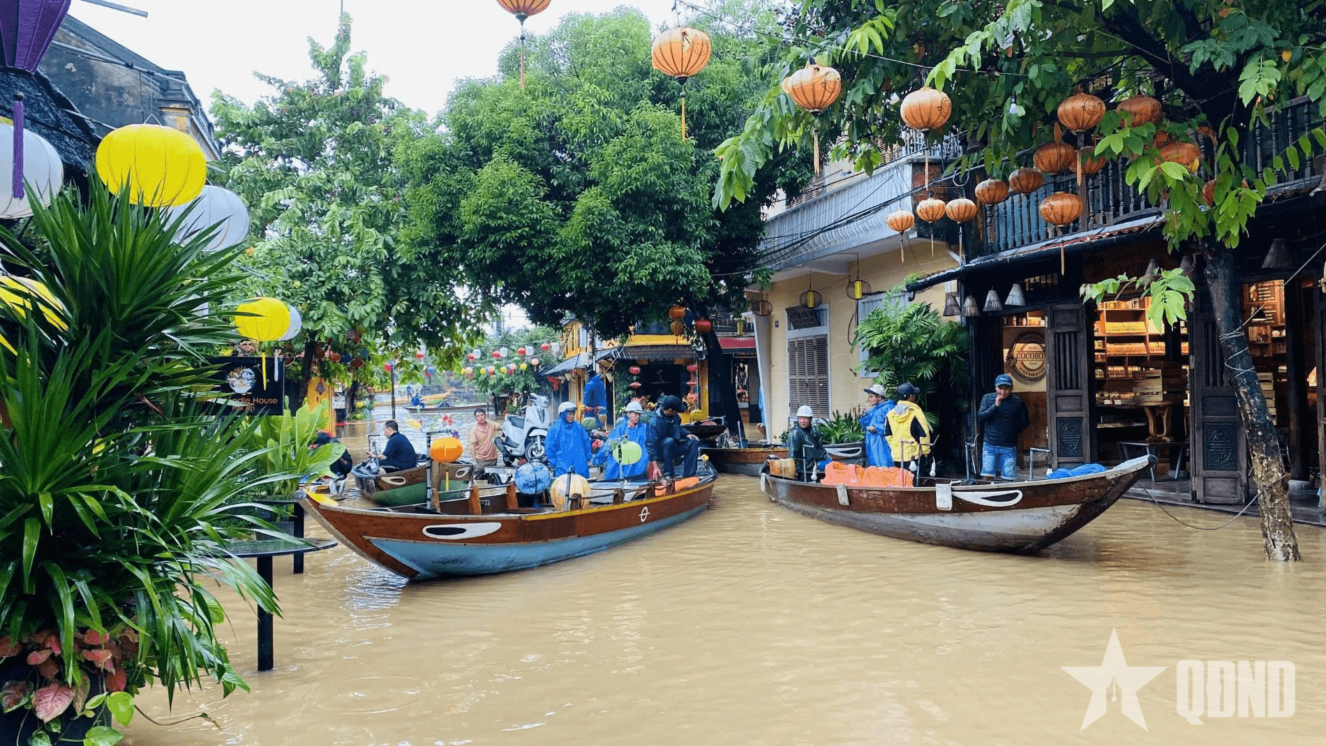 Nước lũ lên nhanh ở phố cổ Hội An, người dân dùng thuyền đi lại