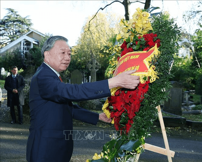 Tổng Bí thư Tô Lâm viếng mộ Karl Marx tại nghĩa trang Highgate, thủ đô London