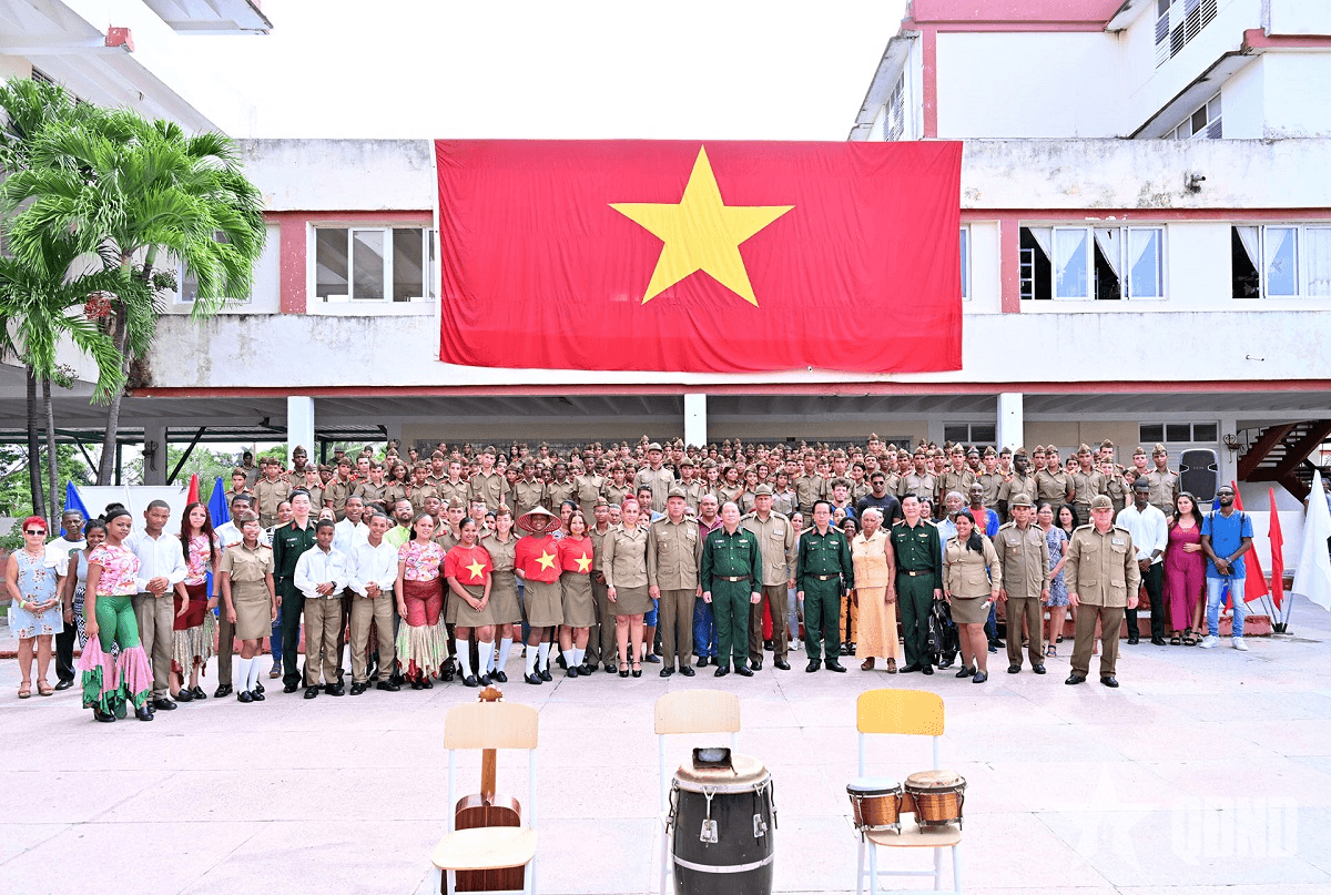 Sống cùng “đảo lửa, đảo say"...Kỳ 2: Dưới bóng đại kỳ