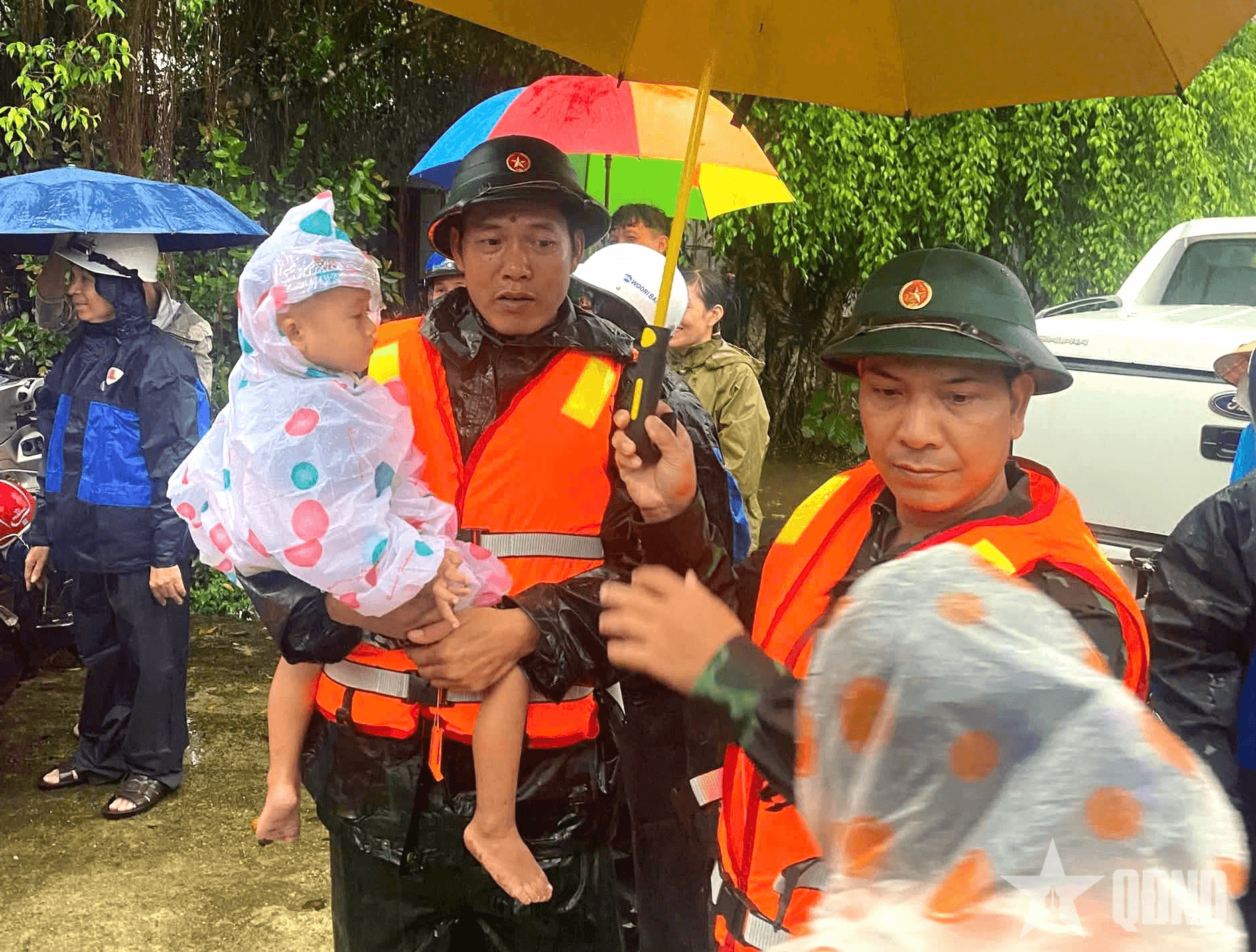 Ấm tình quân dân trong mưa lũ