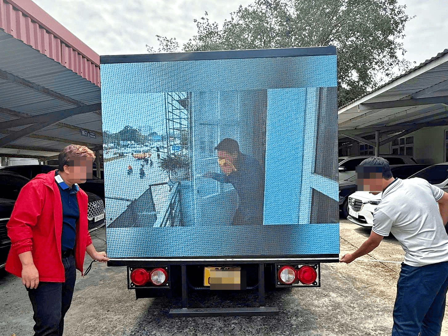Cảnh sát giao thông Hà Nội xử phạt công ty quảng cáo trên thùng xe tải