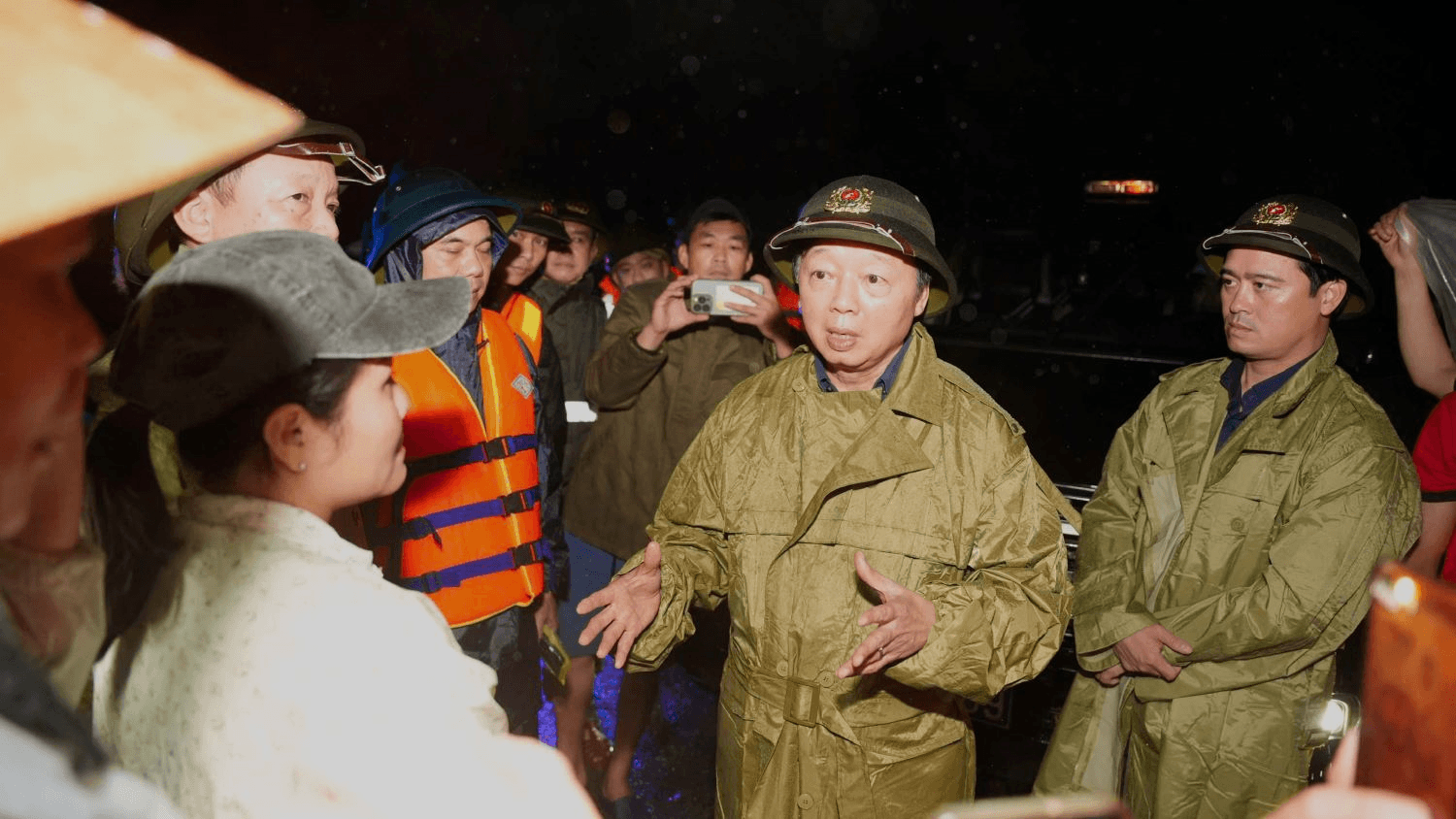 Phó thủ tướng Trần Hồng Hà kiểm tra công tác ứng phó và động viên người dân vùng lũ thành phố Huế