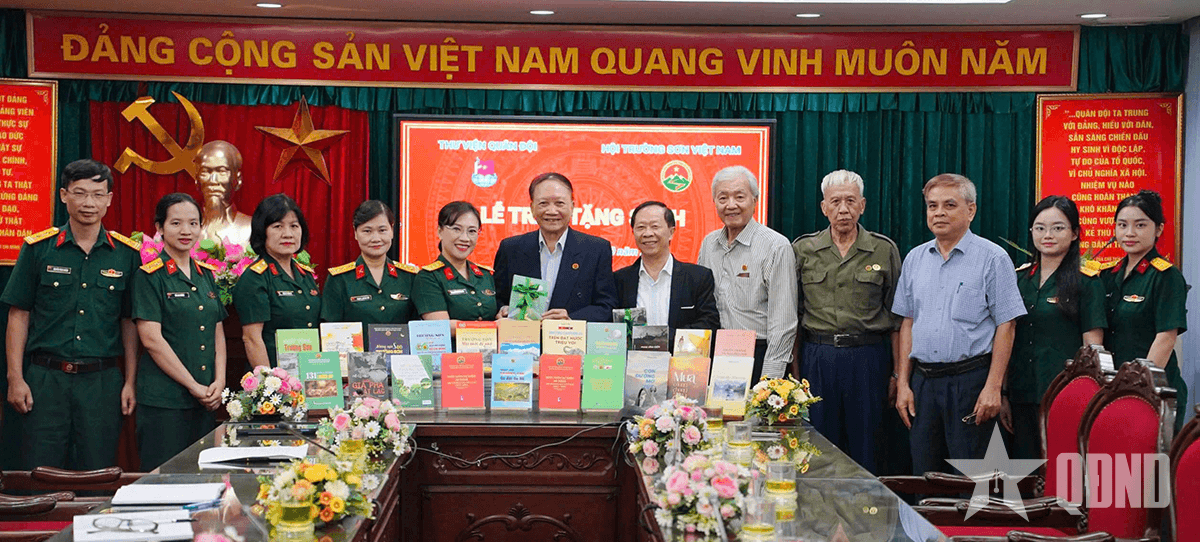 Thư viện Quân đội tiếp nhận sách tặng của Hội Truyền thống Trường Sơn - Đường Hồ Chí Minh