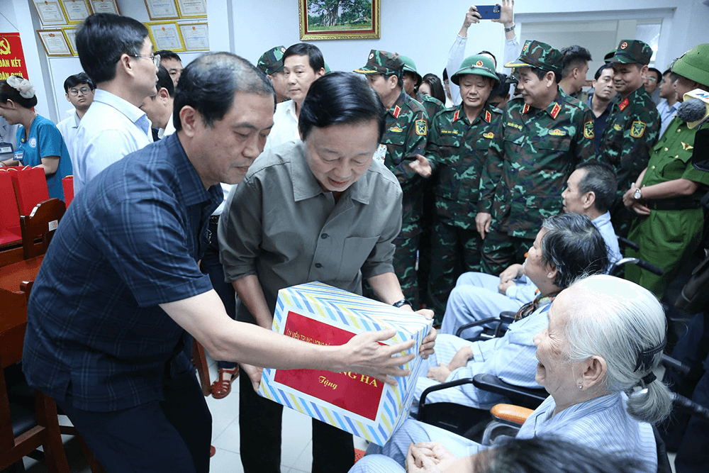 Phó thủ tướng Trần Hồng Hà thăm, động viên người dân bị ảnh hưởng bởi mưa lũ ở Huế