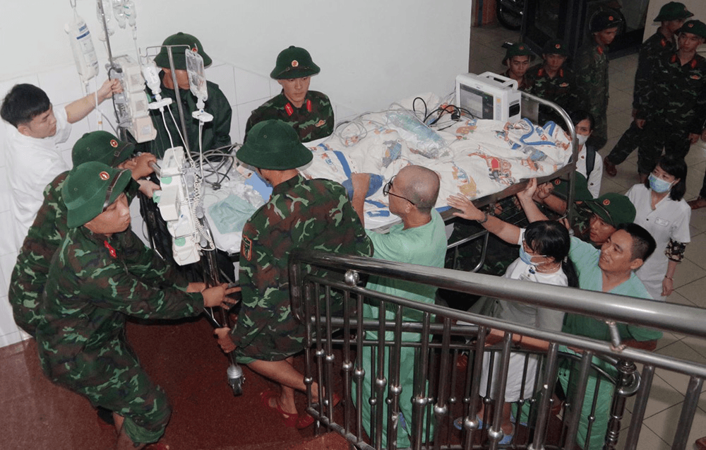 Vượt lũ cứu người vùng ngập nặng