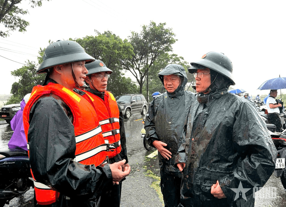 Trong gian khổ càng thương đồng bào