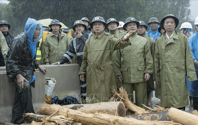 Phó thủ tướng Trần Hồng Hà kiểm tra và chỉ đạo khắc phục sạt lở trên cao tốc La Sơn - Hòa Liên