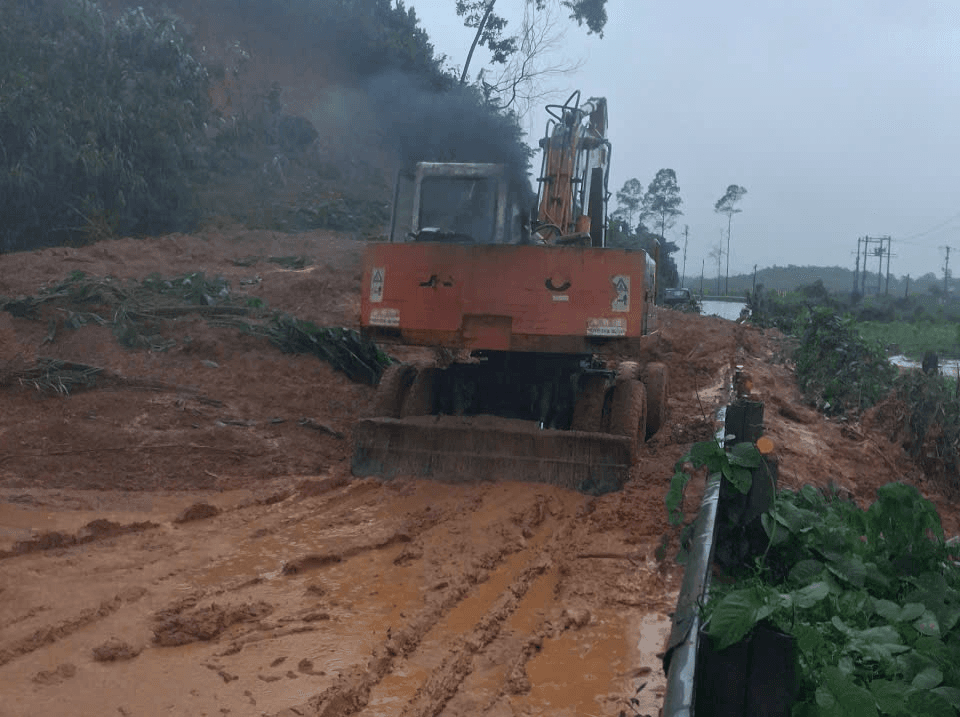 Xuất hiện nhiều điểm sạt lở mới gây ách tắc trên đường Hồ Chí Minh