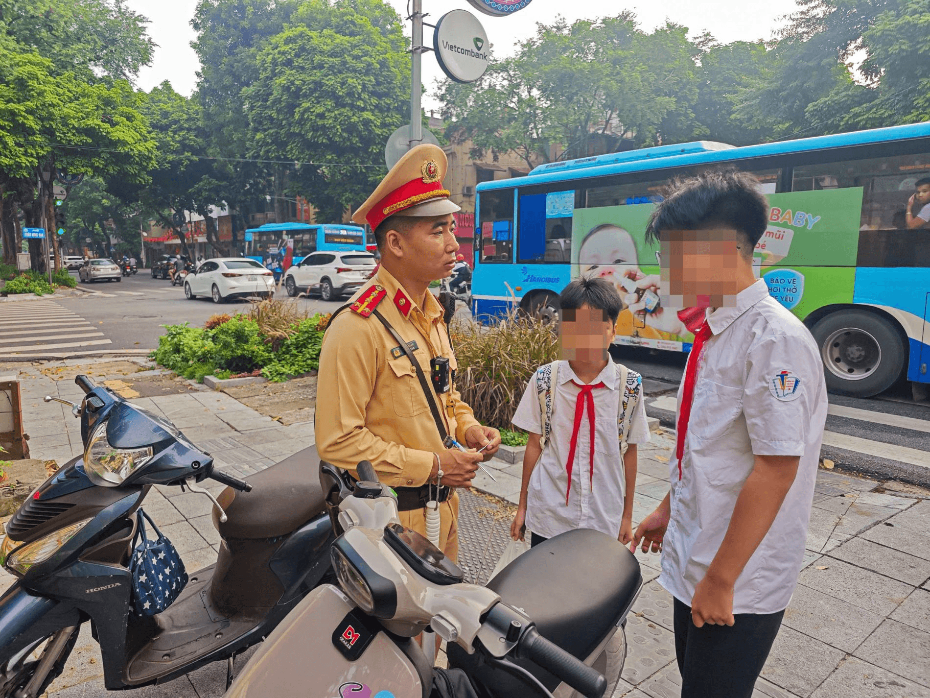 Hà Nội: Đột xuất kiểm tra việc chấp hành an toàn giao thông của học sinh, phụ huynh, hàng trăm trường hợp bị xử lý