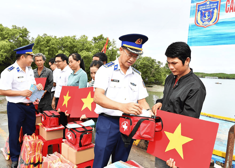 Đồng hành với ngư dân xã đảo