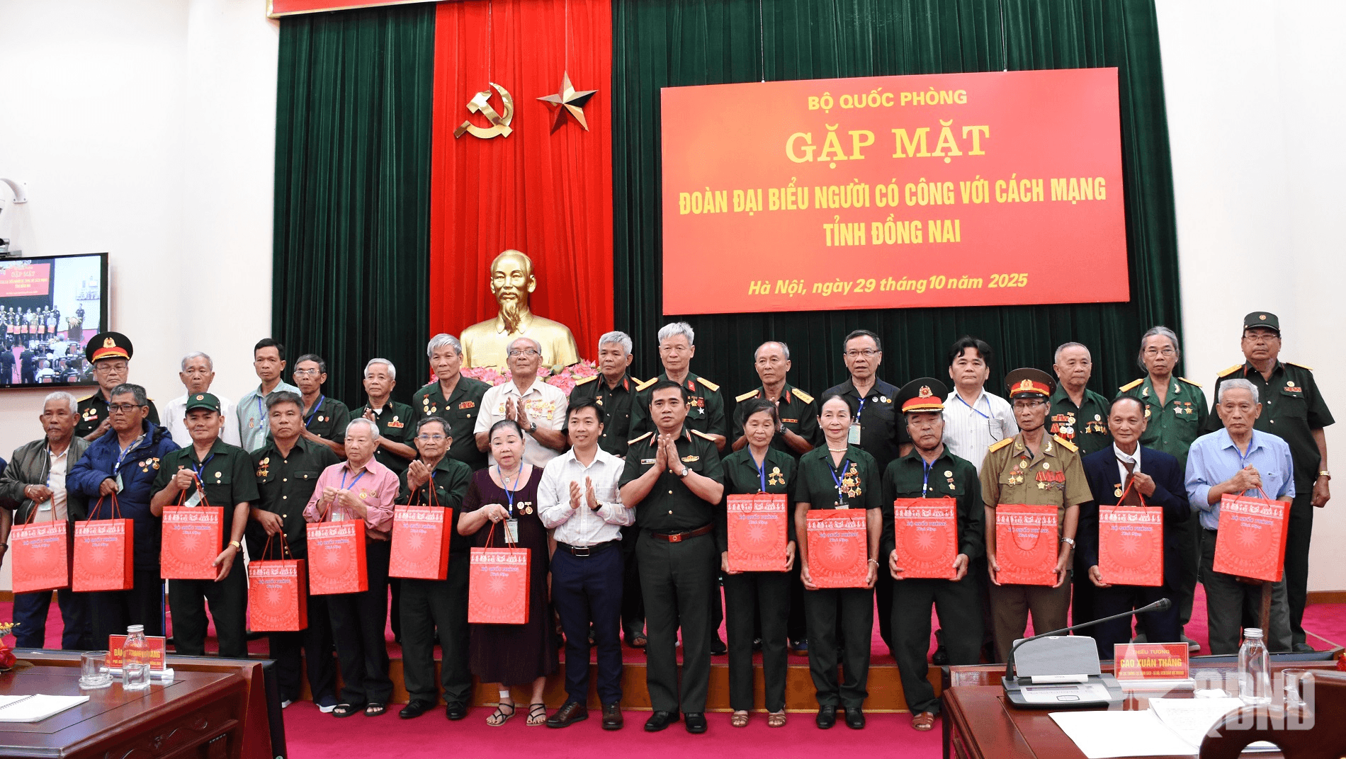 Bộ Quốc phòng gặp mặt đoàn đại biểu người có công với cách mạng tỉnh Đồng Nai