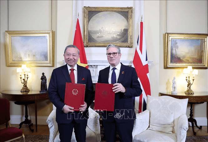 Thủ tướng Liên hiệp Vương quốc Anh và Bắc Ireland chủ trì Lễ đón chính thức và hội đàm với Tổng Bí thư Tô Lâm: Chính thức nâng cấp quan hệ Việt Nam - Anh lên Đối tác chiến lược toàn diện.