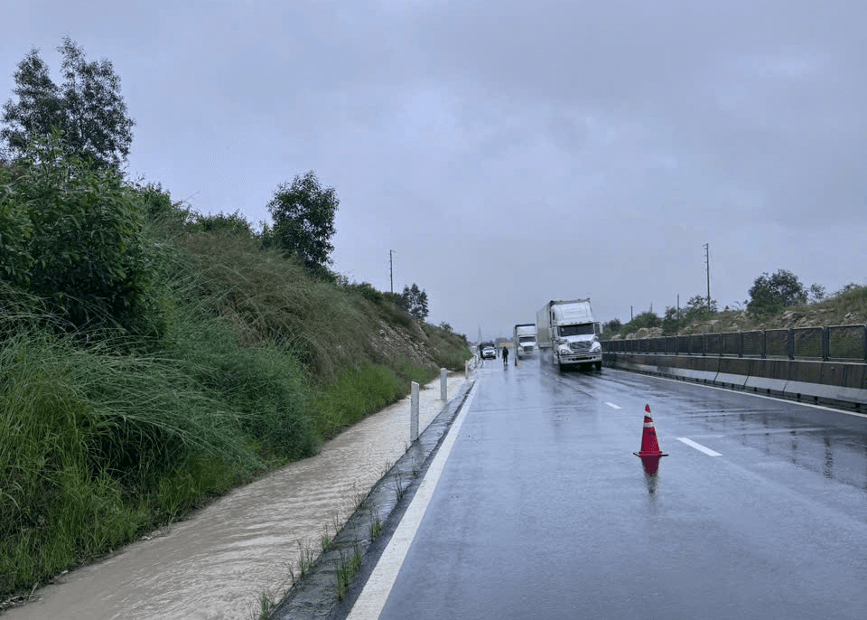 Mưa lớn gây sạt lở, ngập đường trên cao tốc Vĩnh Hảo - Phan Thiết