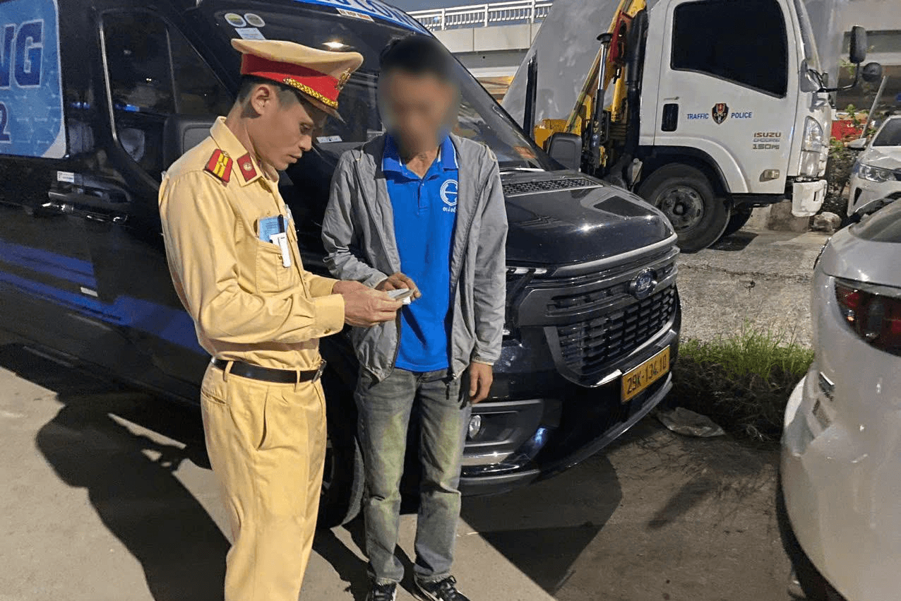 Hà Nội: Phát hiện lái xe khách dương tính với ma túy trên đường Cầu Diễn