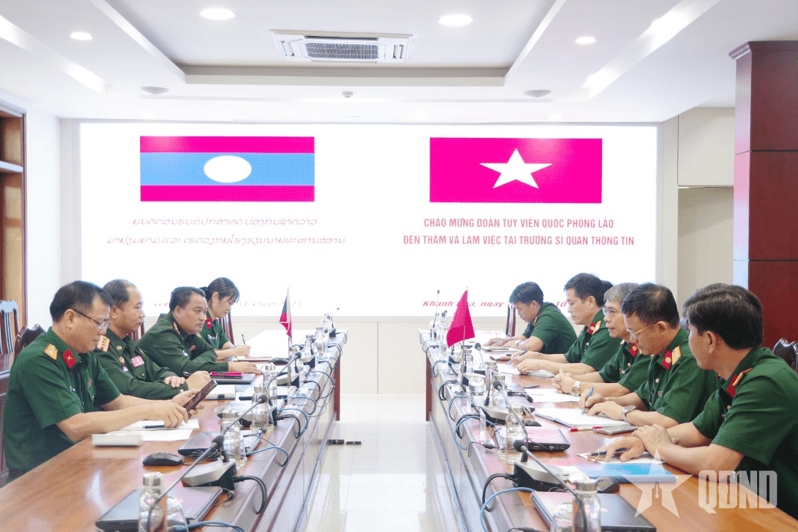 Tùy viên quốc phòng Lào thăm và làm việc tại Trường Sĩ quan Thông tin