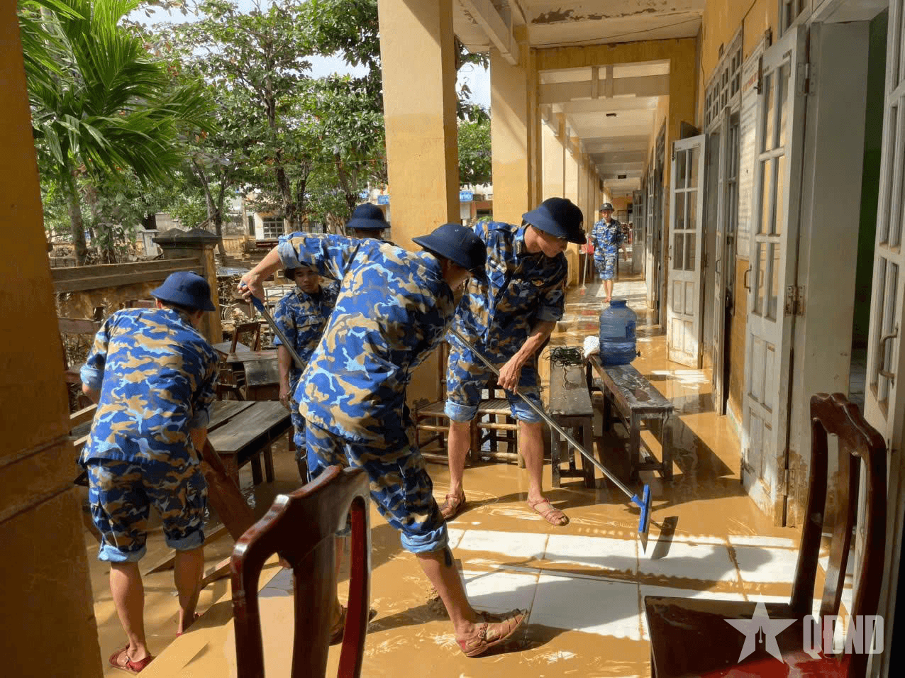 Vùng 3 Hải quân giúp đỡ nhân dân khắc phục hậu quả sau mưa lũ