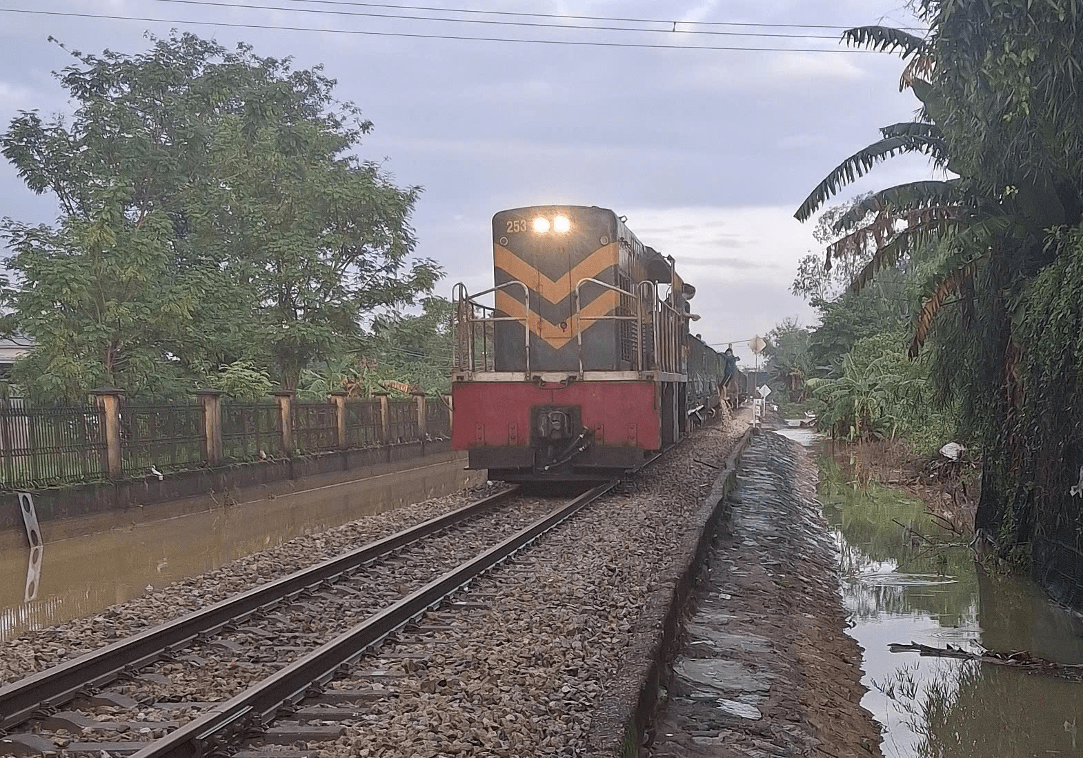 Thông tuyến đường sắt Bắc Nam qua thành phố Huế