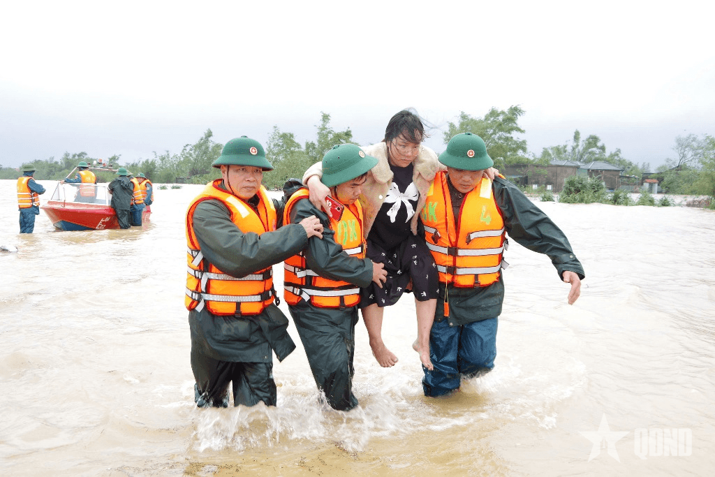 Hà Tĩnh: Ban Chỉ huy phòng thủ khu vực 3-Kỳ Anh tổ chức di dời dân vùng ngập lụt
