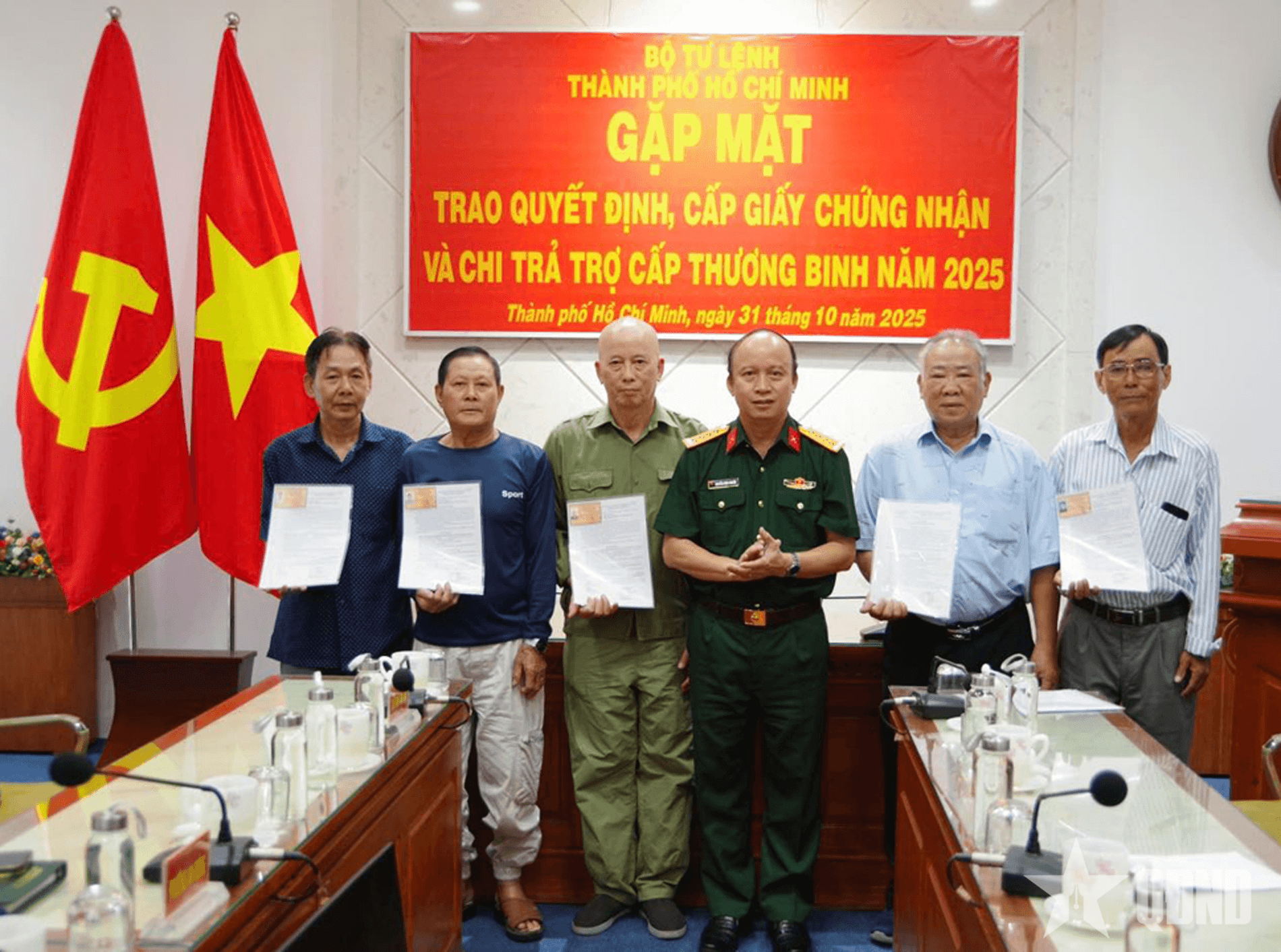 Bộ tư lệnh TP Hồ Chí Minh trao quyết định, giấy chứng nhận thương binh cho 5 cựu quân nhân