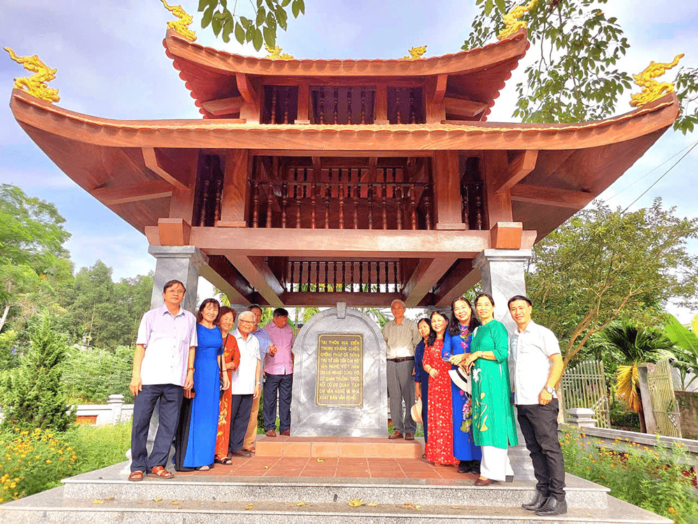 Tình người cao đẹp trong bài thơ “Bầm ơi” của Tố Hữu
