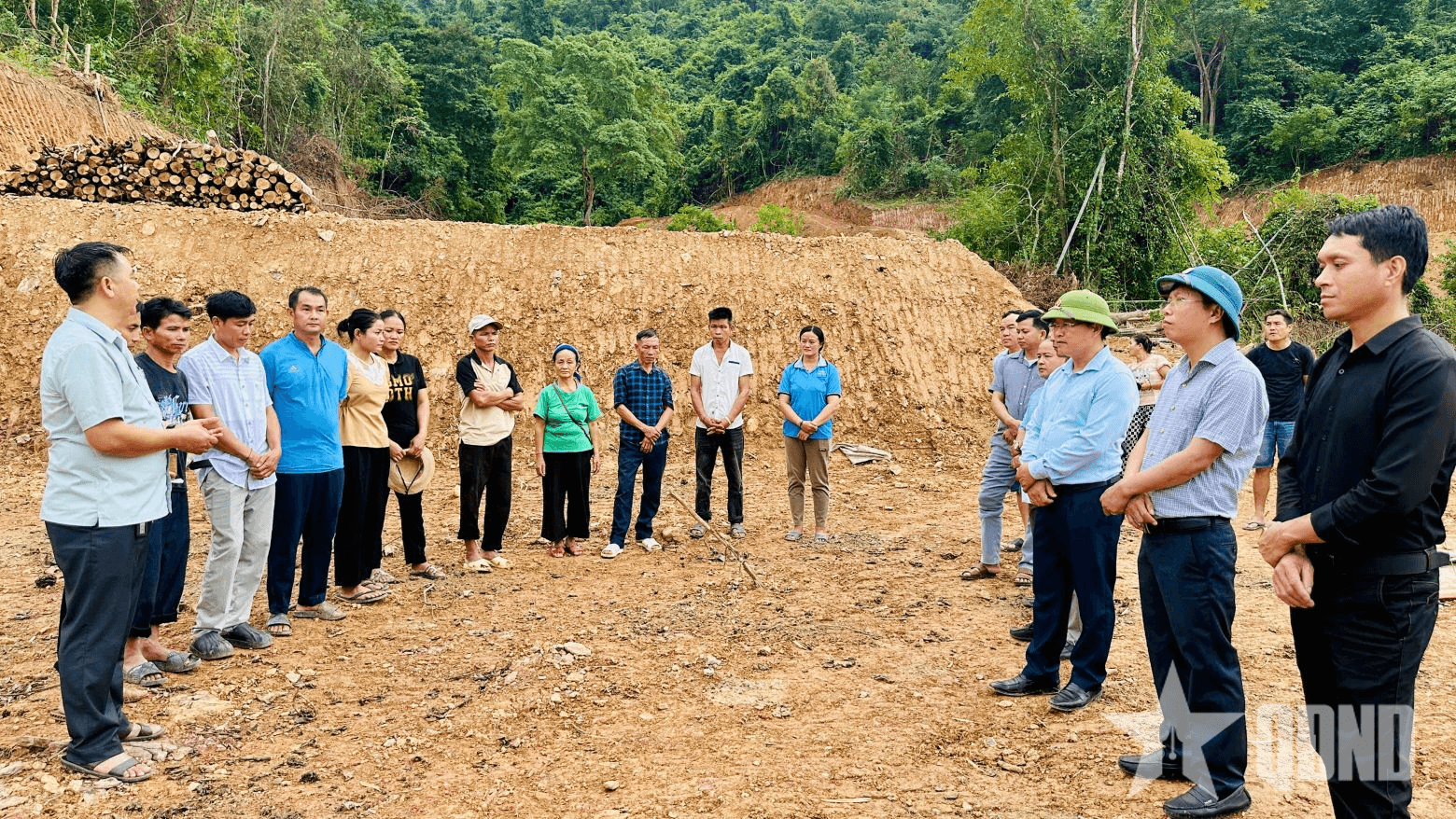 Niềm vui nhận mặt bằng xây nhà mới sau lũ
