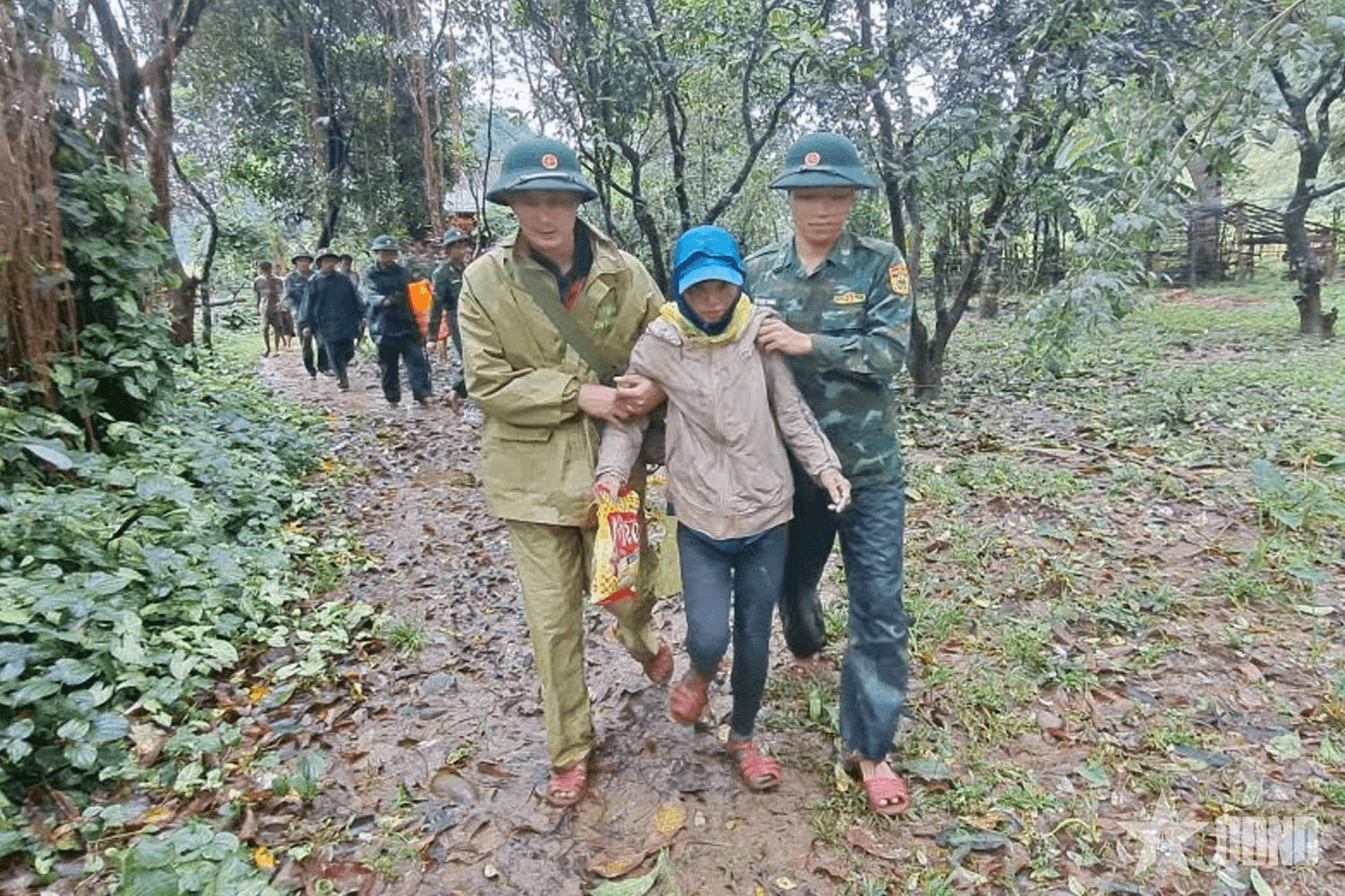 Bộ đội Biên phòng Quảng Trị giải cứu người phụ nữ bị kẹt trong rừng do mưa lũ
