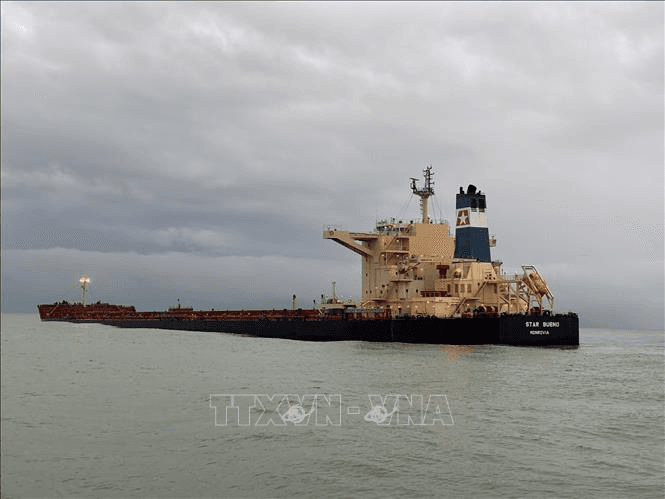 Nỗ lực ứng cứu tàu hàng mắc cạn tại vùng biển Dung Quất