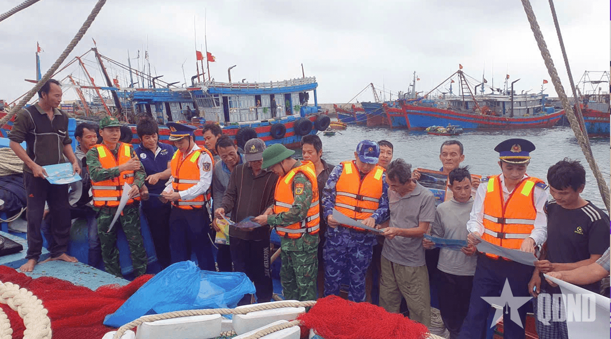 Bộ tư lệnh Vùng Cảnh sát biển 1 phối hợp tuyên truyền phòng, chống khai thác IUU tại Đặc khu Bạch Long Vĩ