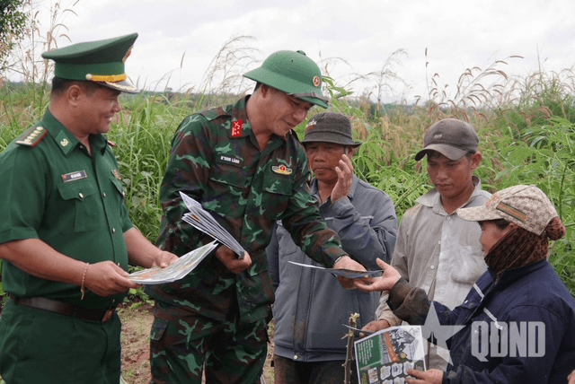 Ban Chỉ đạo Đề án 1371 tỉnh Đắk Lắk phổ biến pháp luật tại xã Ea Rvê