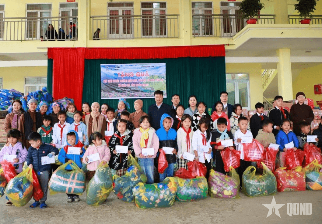 Trao gần 2.000 phần quà tặng học sinh vùng cao Tuyên Quang