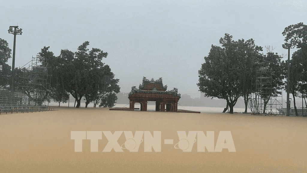 Nước lũ dâng cao trở lại, Quần thể Di tích Cố đô Huế tạm ngừng đón khách