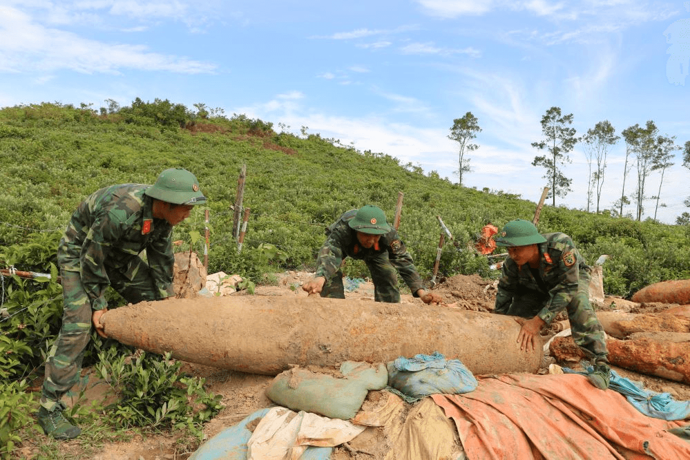 Nỗ lực khắc phục hậu quả bom, mìn, hàn gắn vết thương chiến tranh
