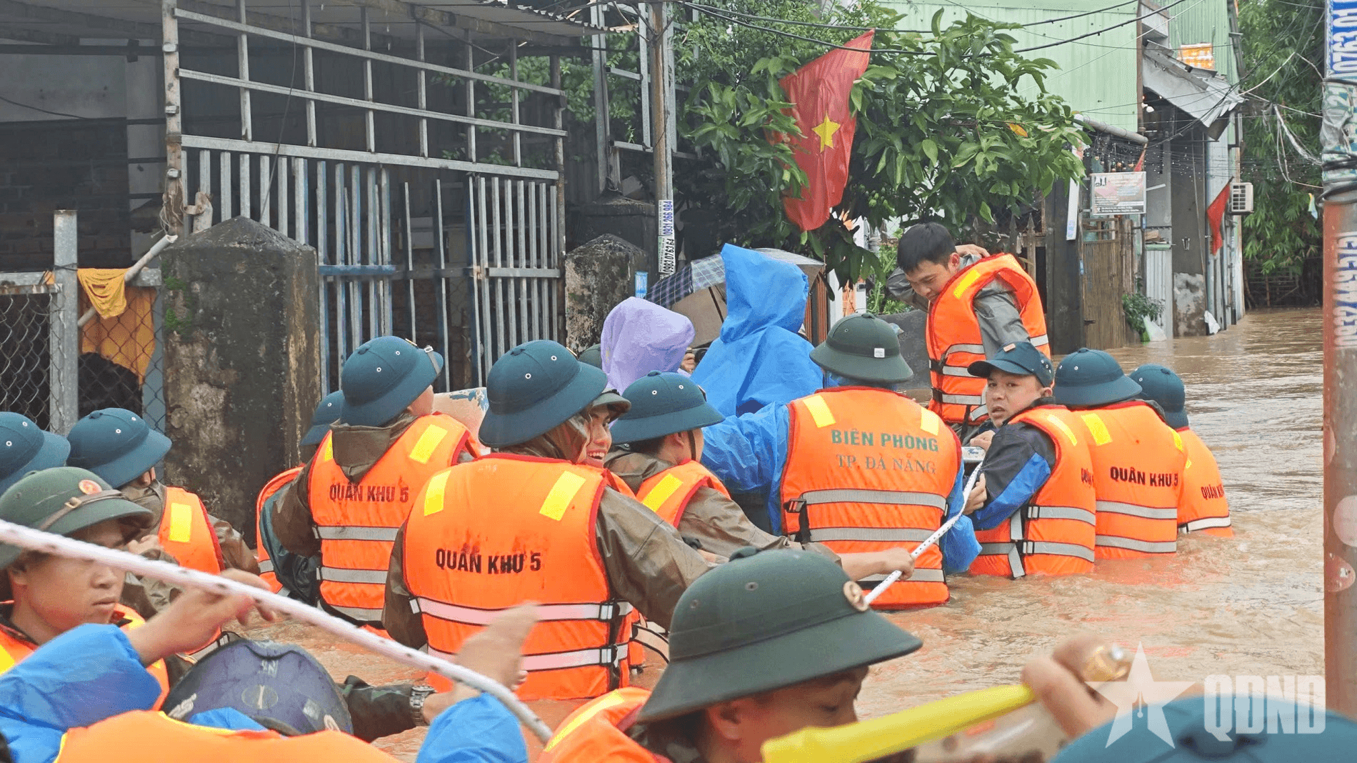 Mưa lớn, nhiều tuyến phố ở Đà Nẵng ngập sâu trong nước