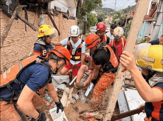 Philippines: Rơi trực thăng cứu trợ khiến 6 quân nhân thiệt mạng trong bão Kalmaegi