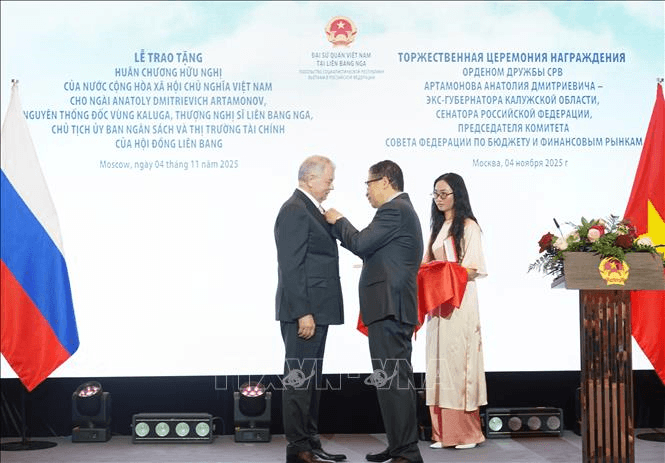 Trao tặng Huân chương Hữu nghị cho người bạn Nga của Việt Nam