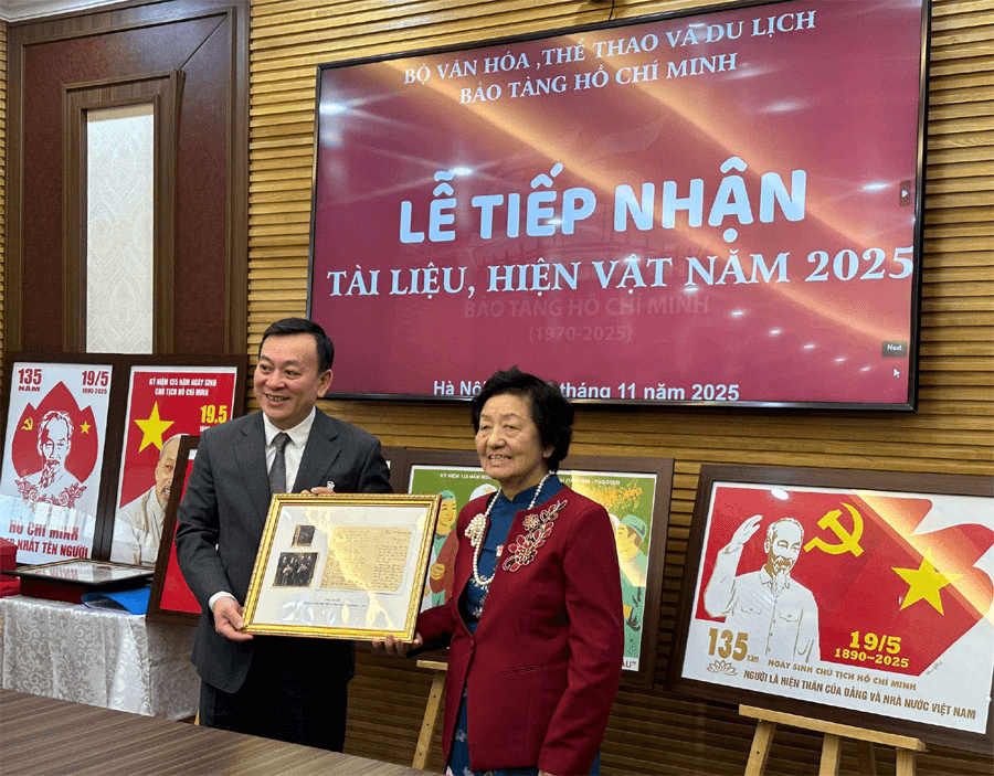 Tiếp nhận tài liệu, ảnh và tranh về Chủ tịch Hồ Chí Minh
