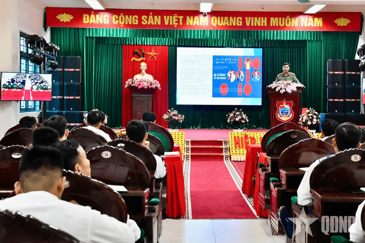Lữ đoàn 169 Hải quân phối hợp với Công an tỉnh Quảng Ninh tuyên truyền, giáo dục pháp luật năm 2025