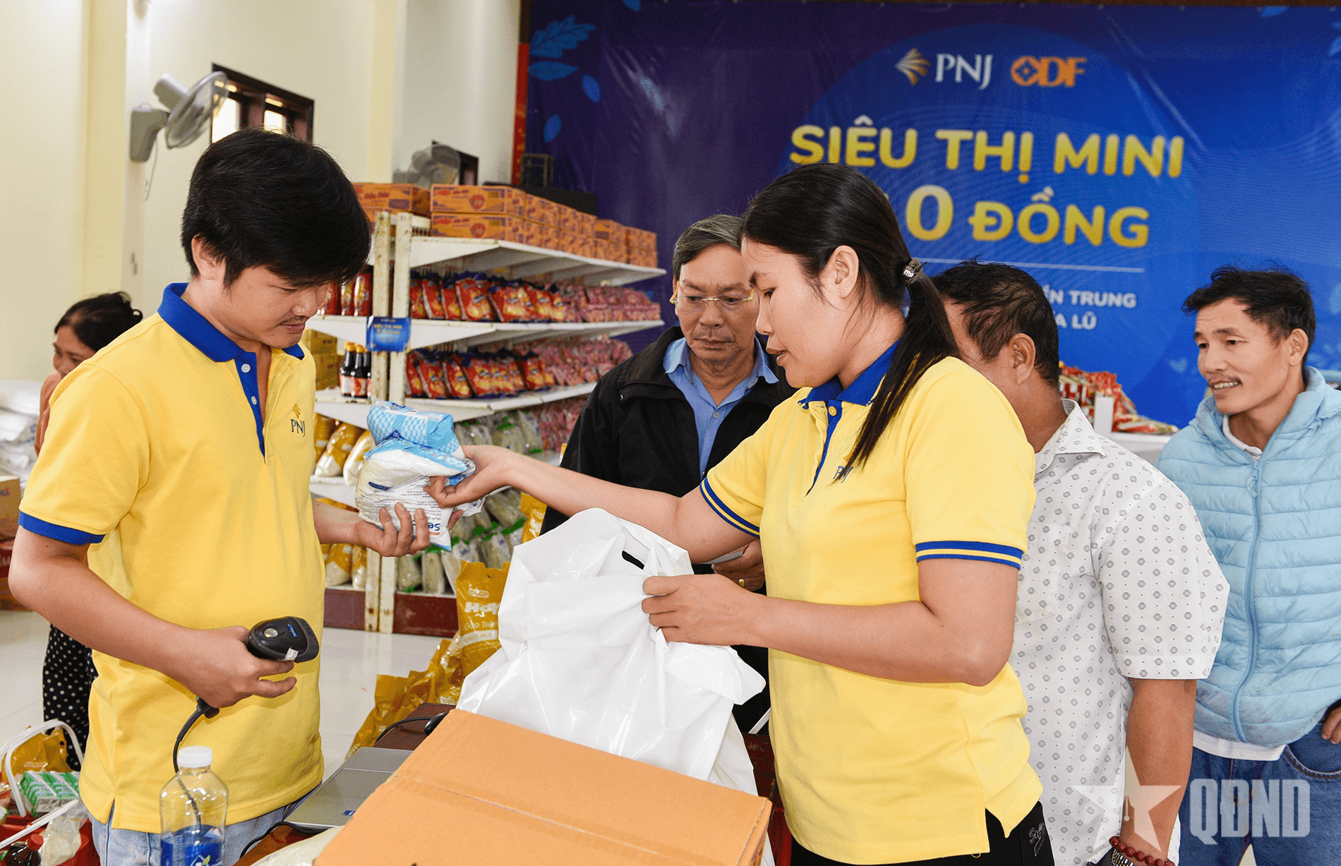 Triển khai “Siêu thị mini 0 đồng” hỗ trợ khẩn cấp người dân vùng mưa lũ