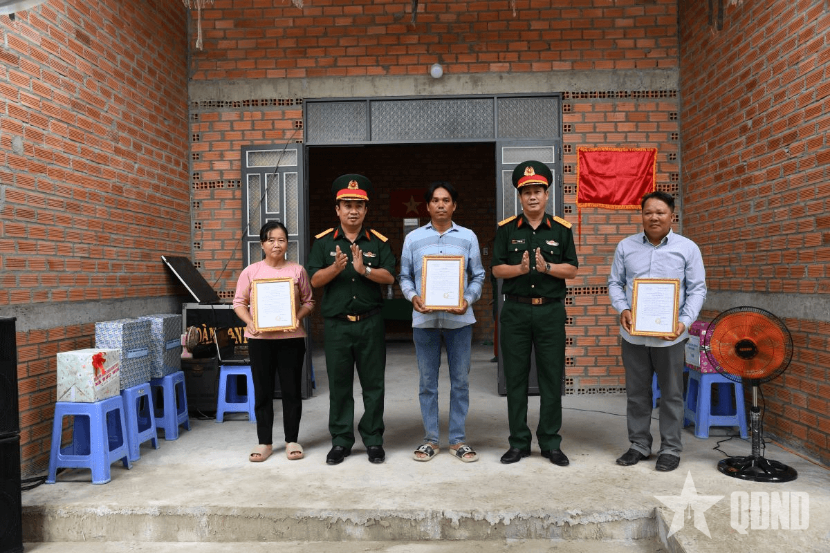 Bộ CHQS tỉnh Tây Ninh trao tặng nhà tình nghĩa “quân- dân”
